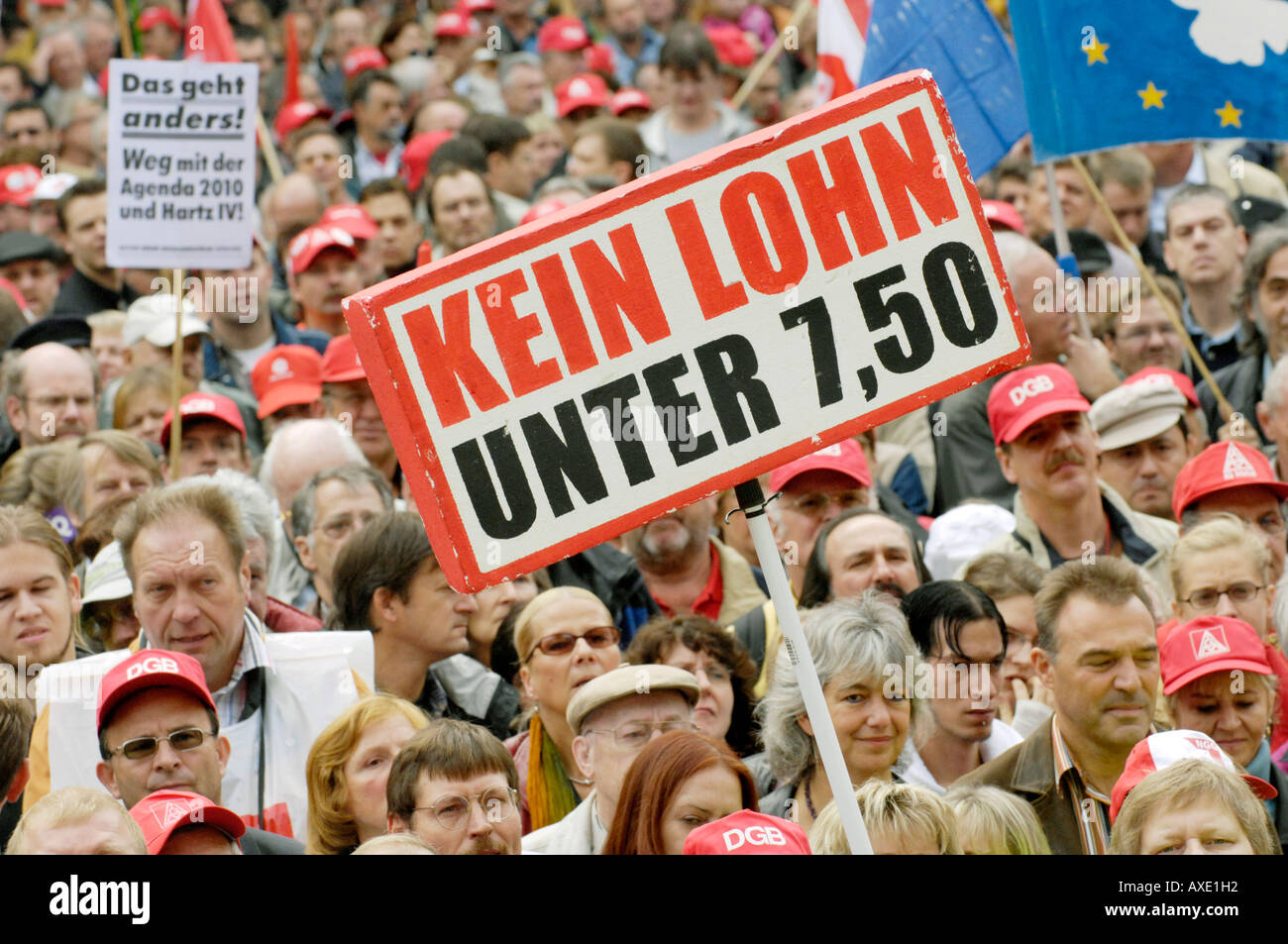 Union Protest gegen die Kürzungen bei den Sozialleistungen - Zeichen: kein Lohn unter 7,50 Stockfoto