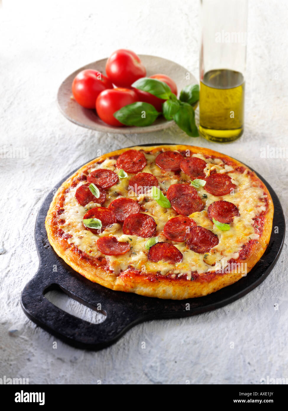 Italienischer authentische traditionelle dünner Kruste belegt Peperoni-pizza Stockfoto