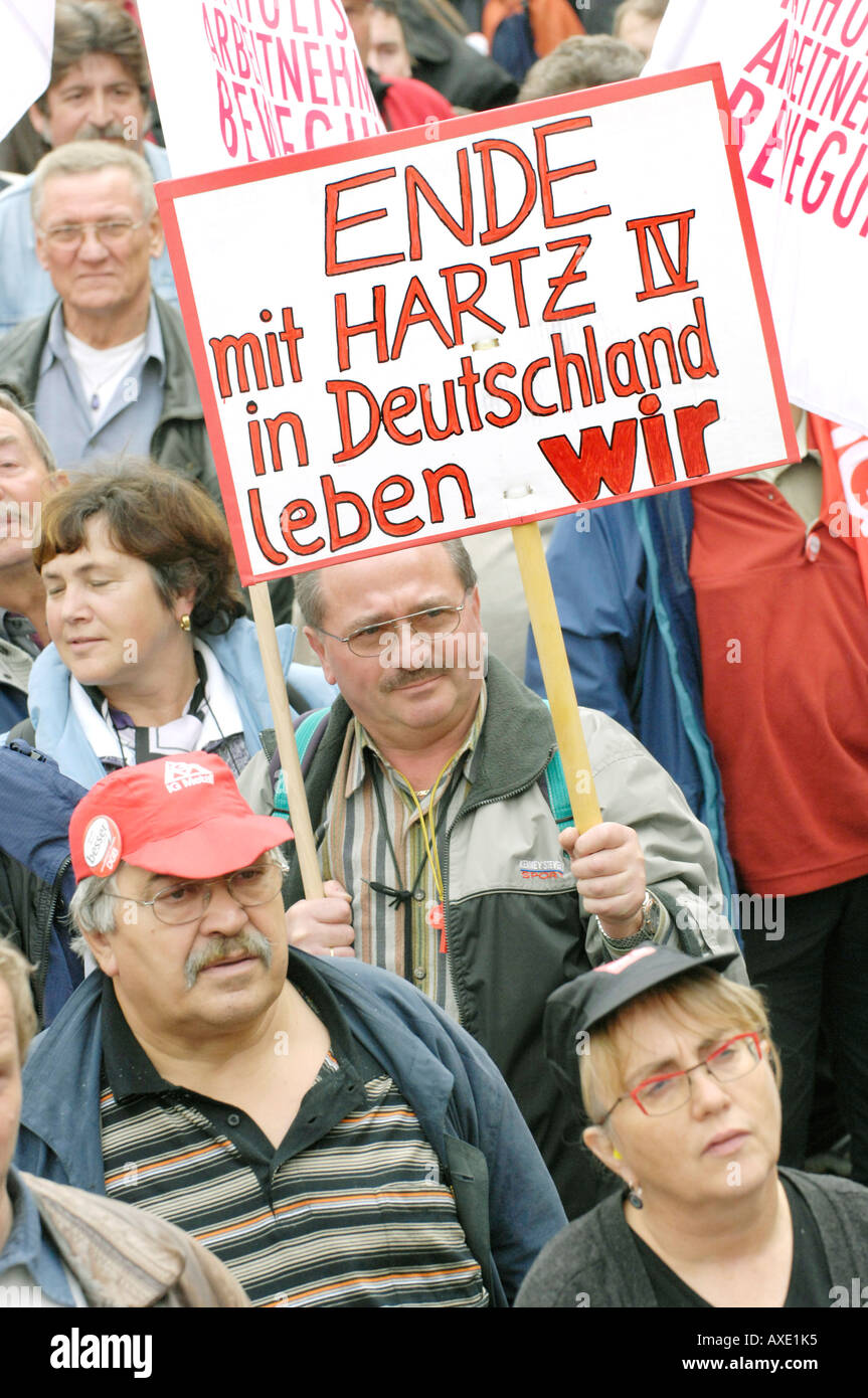 Union zu protestieren gegen die Kürzungen bei den Sozialleistungen - Zeichen Stopp der Hartz-4 - Wir leben in Deutschland Stockfoto