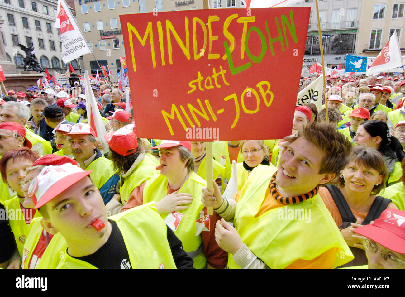 Union Protest gegen die Kürzungen bei den Sozialleistungen - Zeichen: Mindestlohn Stockfoto