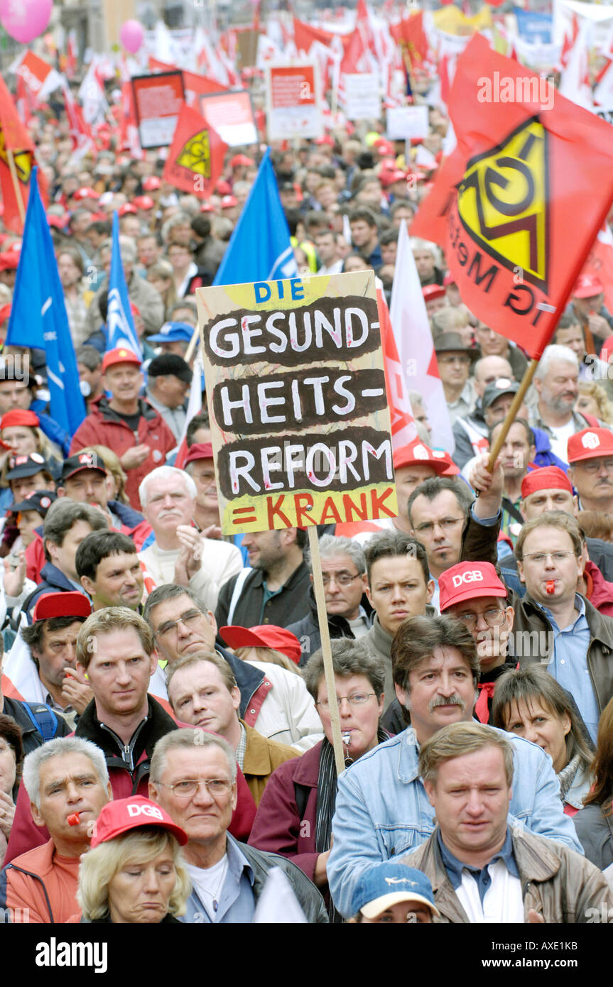 Union Protest gegen die Kürzungen bei den Sozialleistungen - Zeichen: der Refom des Gesundheitssystems ist krank Stockfoto