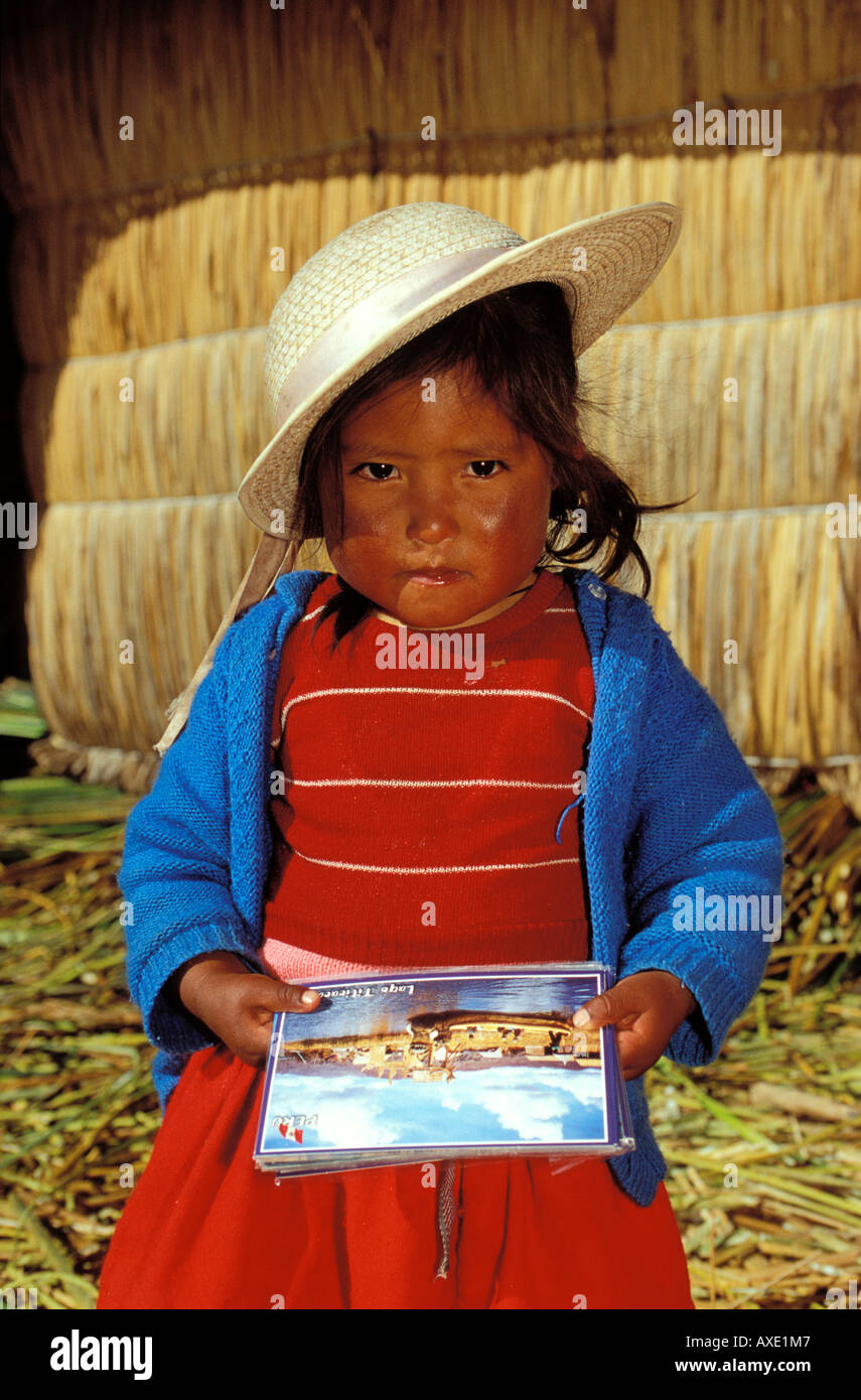 Kleines Mädchen mit Strohhut ist verteilen Aussichten über Titicaca See, Südamerika, Peru, Anden Titicaca See Stockfoto