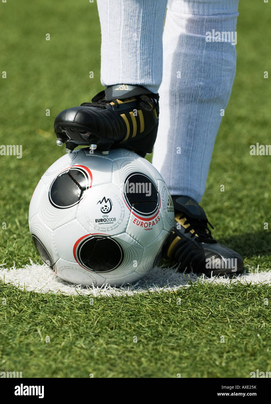 Füße eines Fußballspielers tragen weiße Socken und Kopie der EUROPASS, der offizielle Spielball der europäischen Fußball-Turnier Stockfoto