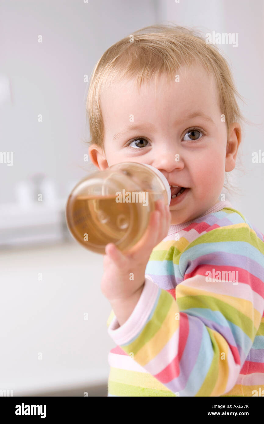 Baby Mädchen (2-3) Tee trinken, portrait Stockfoto