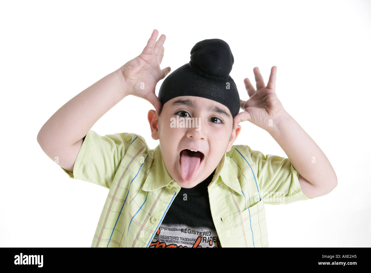 Portrait eines Sikh-jungen necken mit seiner Zunge heraus Stockfoto