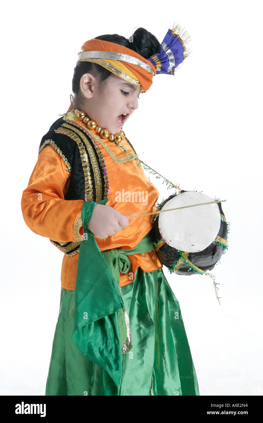 Seitenansicht eines Sikh-Jungen spielen Trommel Stockfoto