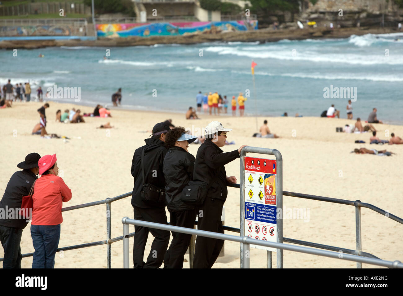 wickelte japanische Touristen am Bondi Beach, Ostersamstag, 2008. Stockfoto