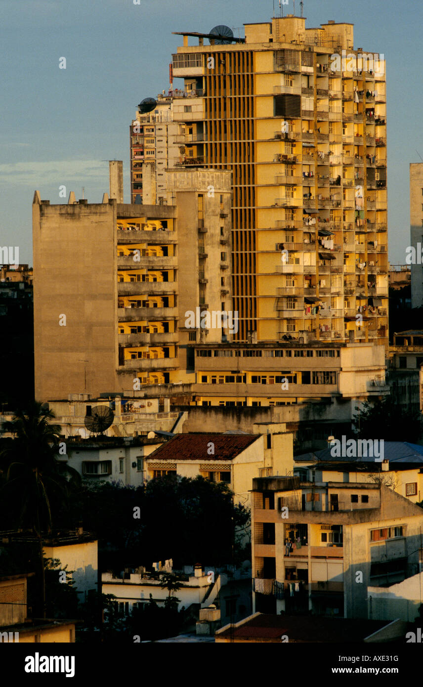 Hochhaus-Appartementhaus im Zentrum von Maputo, der Hauptstadt von Mosambik Stockfoto
