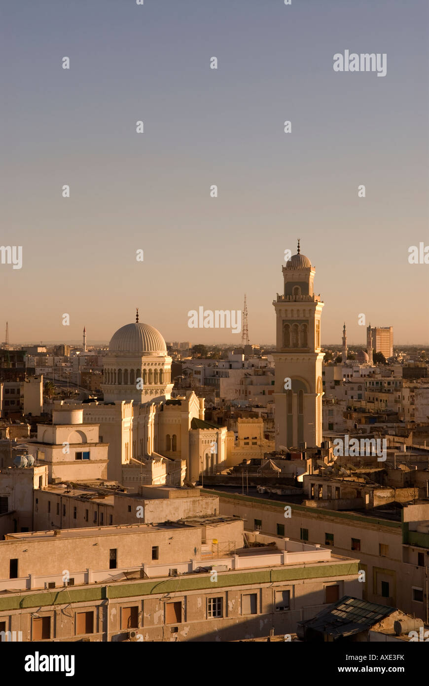 Gesamtansicht über die Stadt Tripolis mit der Masjed Jamal Abdel Nasser Moschee, Libyen, Nordafrika. Stockfoto