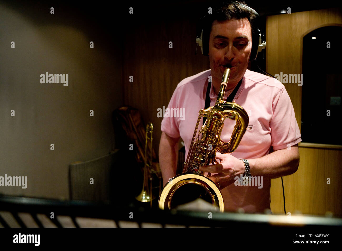 Baritonist während der Studioaufnahmen Stockfoto