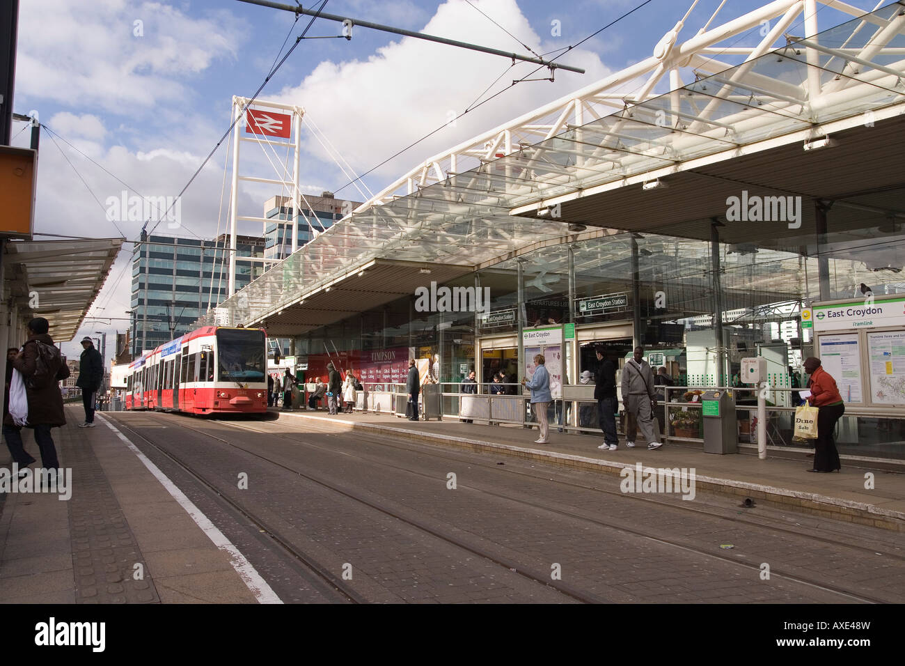 East Croydon Straßenbahn-Haltestelle und Bahnhof Stockfoto