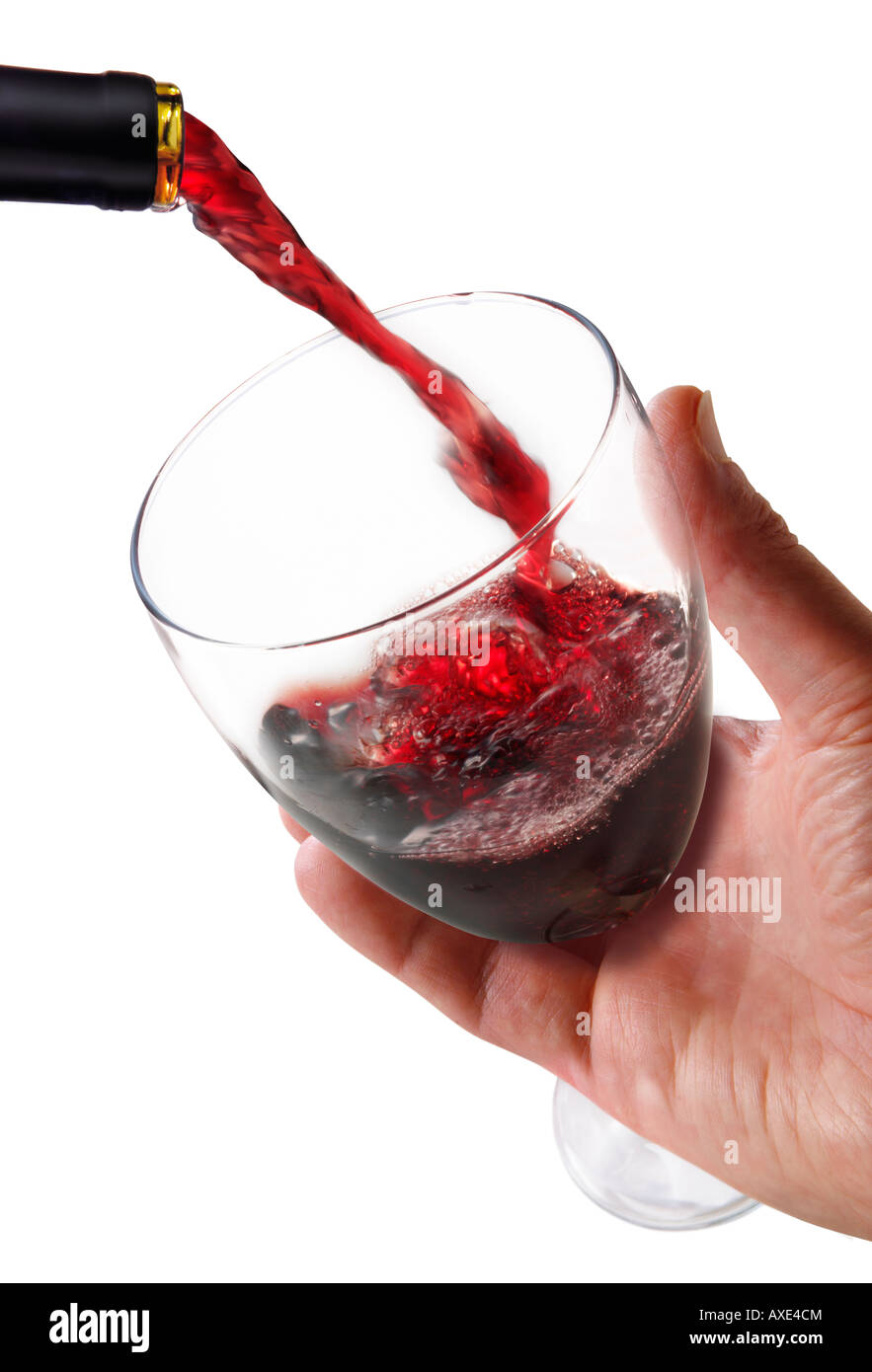 Rotwein in einem Glas Wein vor einem weißen Hintergrund durch die Hand eines Mannes gehalten Stockfoto