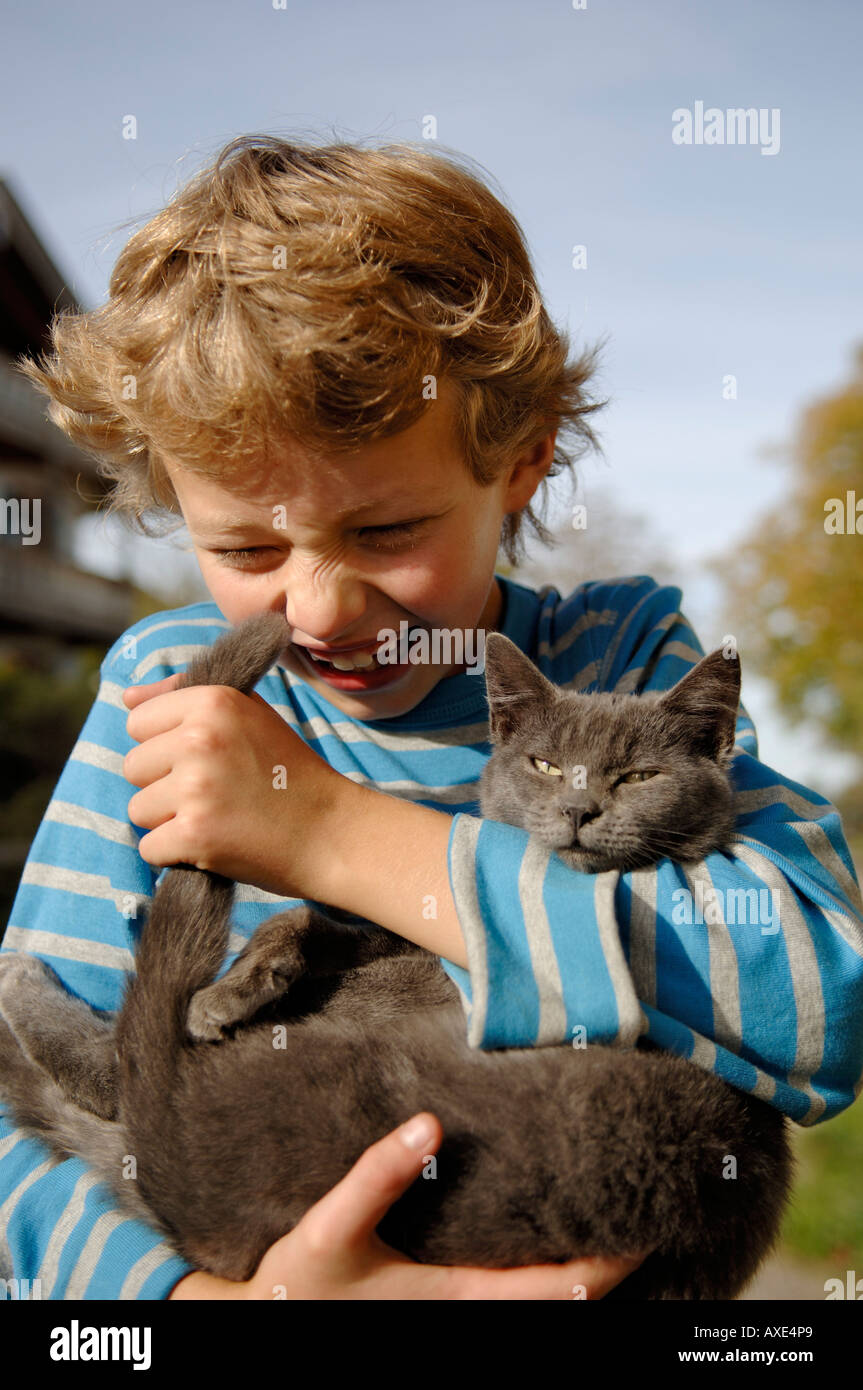 Neun Jahre alten Jungen Holding Katze Stockfoto