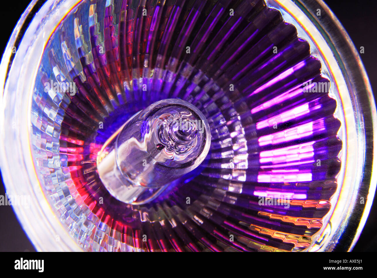 Reflektor einer Halogen-Glühlampe in schillernden Farben Stockfoto