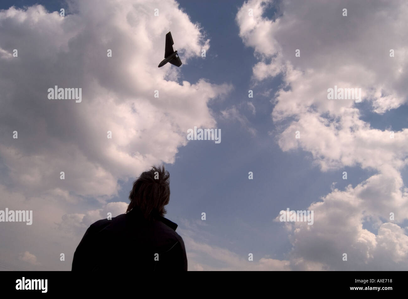 OBLIGATORISCHE CREDIT MICHAEL CRAIG A Modell-Flugzeug-Enthusiasten startet ihr Flugzeug in den bewölkten Himmel Stockfoto