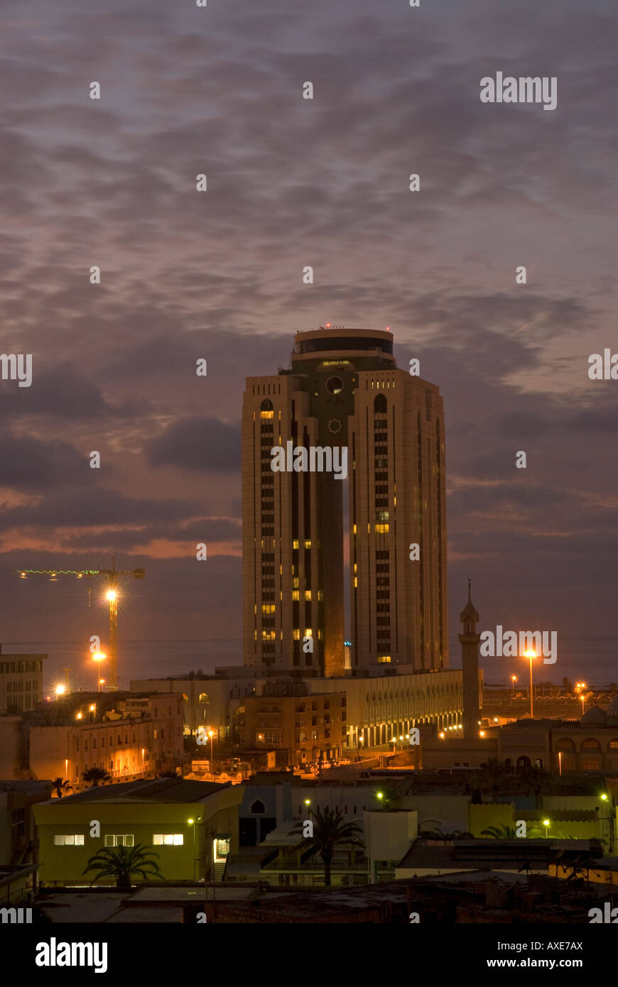 Gesamtansicht der Stadt Tripolis bei Nacht zeigt die Al Fateh Tower Tripolis Libyen Stockfoto