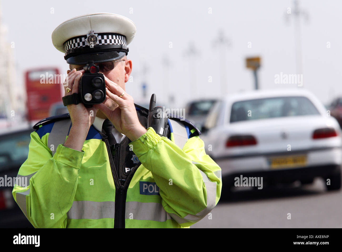 Polizisten mit einem mobilen Geschwindigkeit Kamera UK Stockfoto