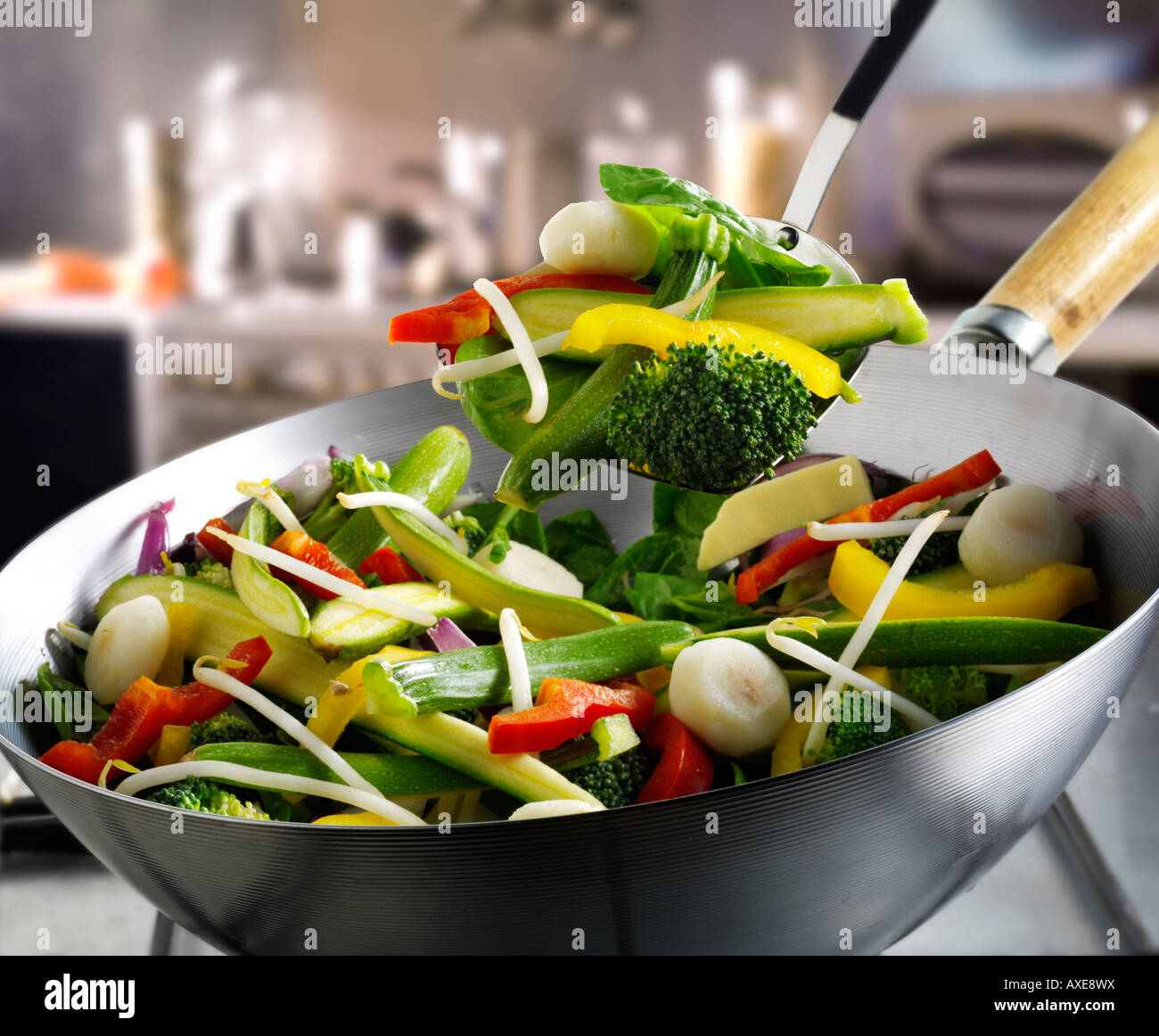 Gemüse unter Rühren braten im Wok gerührt, mit Zucchini, Brokkoli, Bohnen-Sprossen und Gemüse Stockfoto