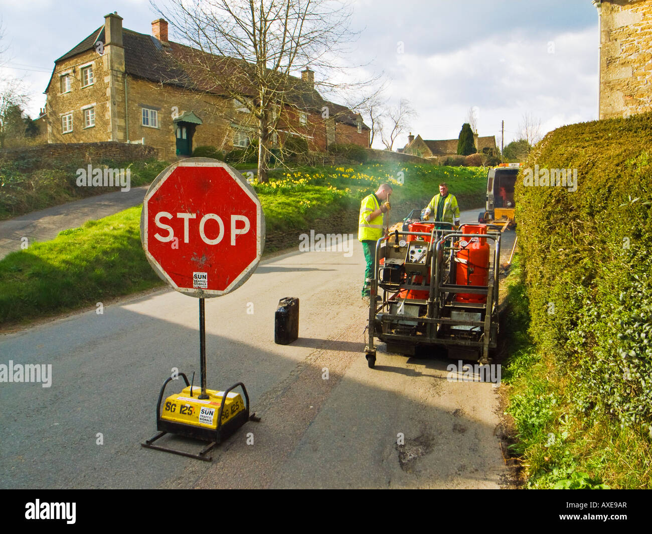 Ferngesteuerte Kontrolle Verkehrszeichen im Straßenverkehr Reparaturarbeiten in Lacock Wiltshire England UK EU Stockfoto