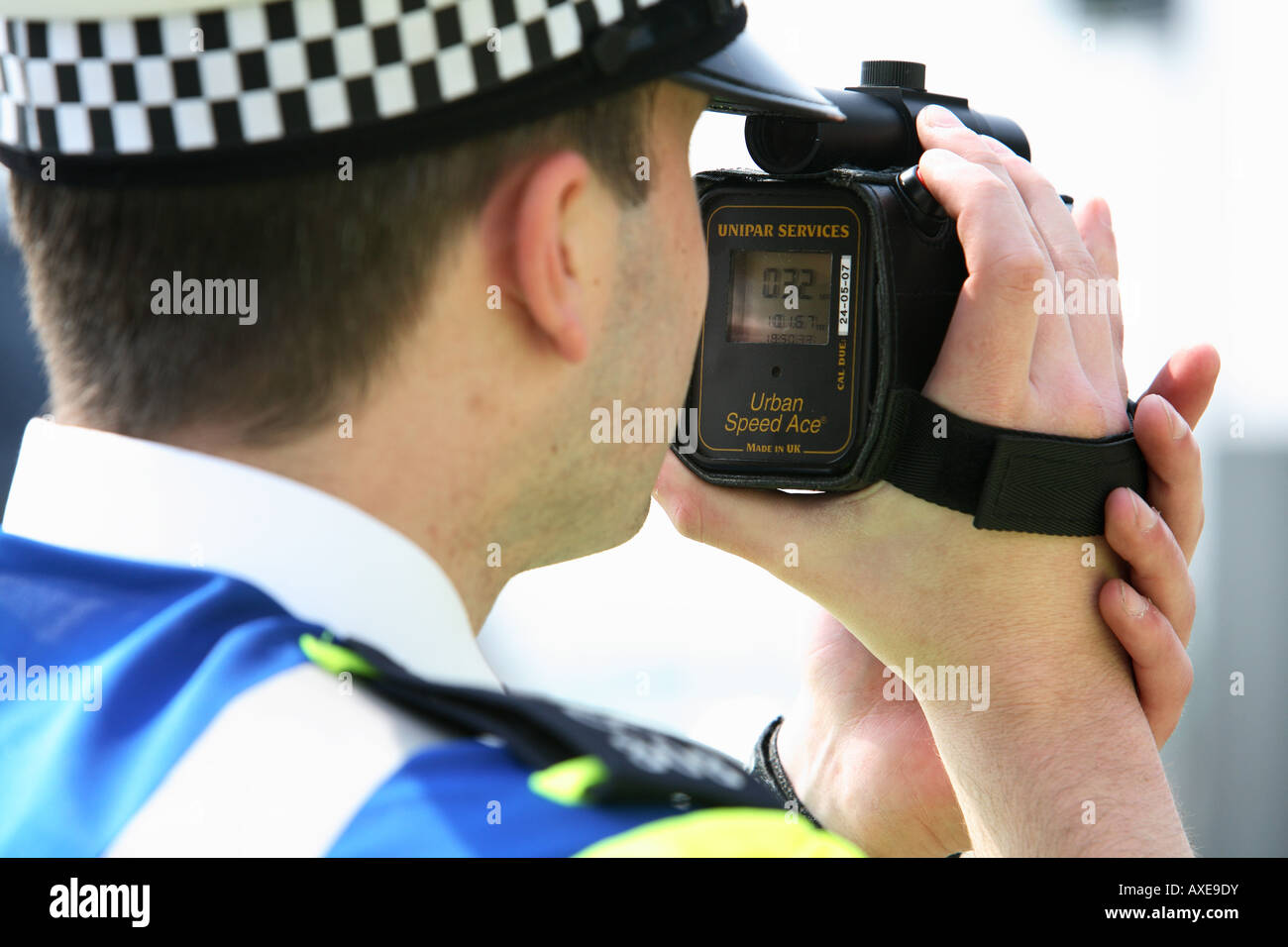 Polizist bei Fahrer sprechen, nachdem er erwischt wurde, UK zu beschleunigen Stockfoto