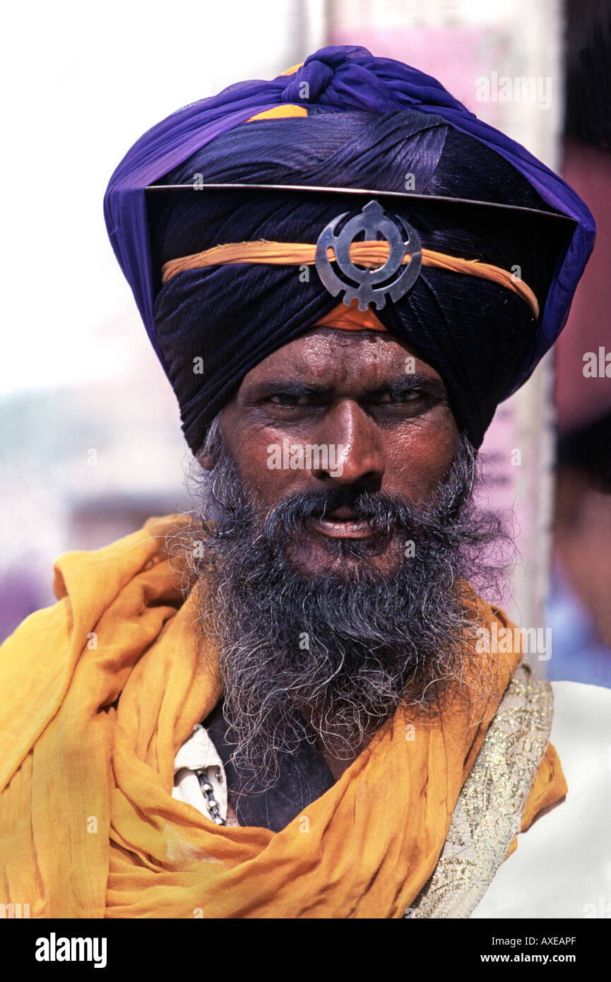 Porträt einer Nihang ein Sikh Krieger in unverwechselbare einheitliche Punjab Indien Stockfoto