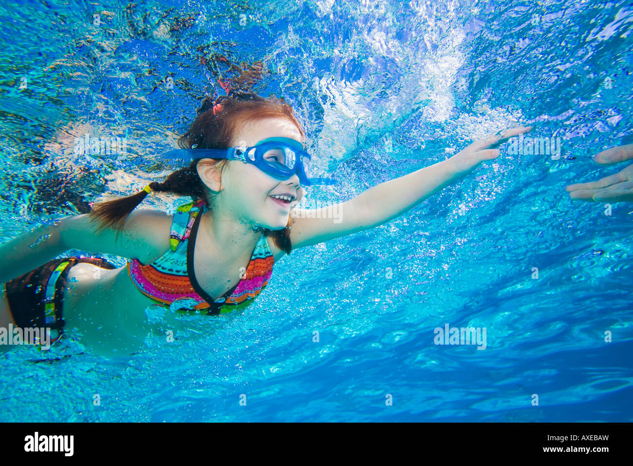 Unterwasser Foto von Asiatin schwimmen Stockfoto