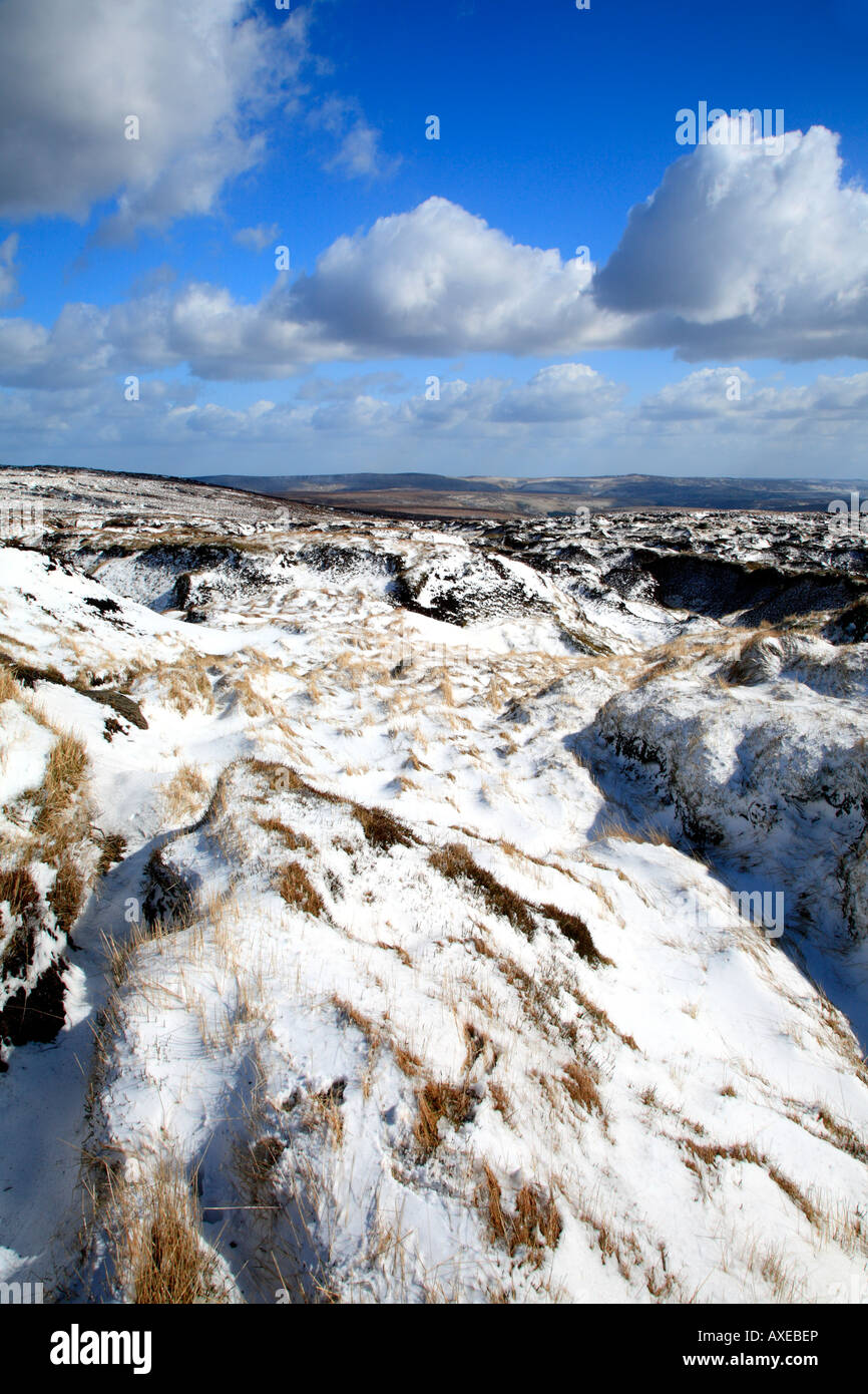 Verschneite Torf Groughs auf Bleaklow in Richtung Bleaklow Steinen und Upper Derwent Valley, Derbyshire, Peak District National Park, UK Stockfoto
