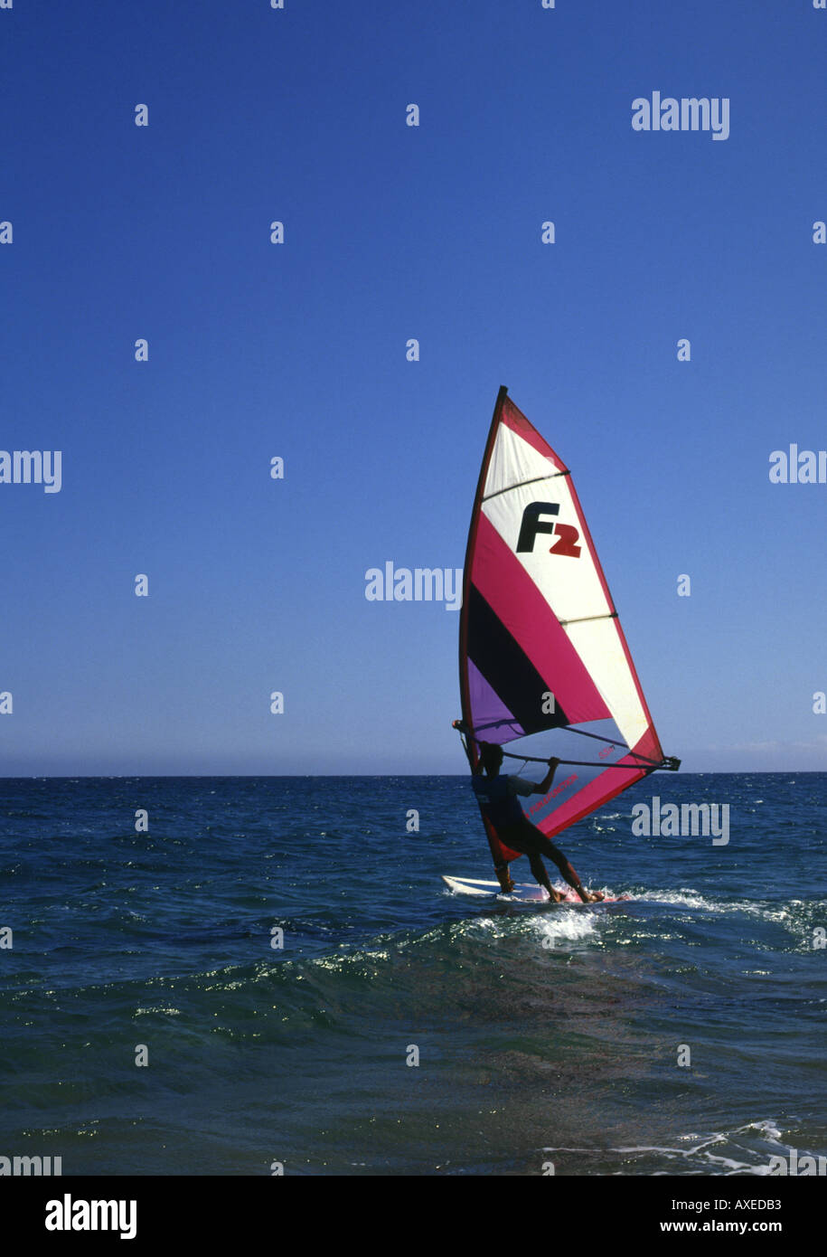 dh Windsurfer Windsurfen PLAYA GRANDE LANZAROTE Red F2 Segeln ein Windsurfer Reiten Surf Boardsailer Segeln Boarding allein Windsurfen Menschen Stockfoto