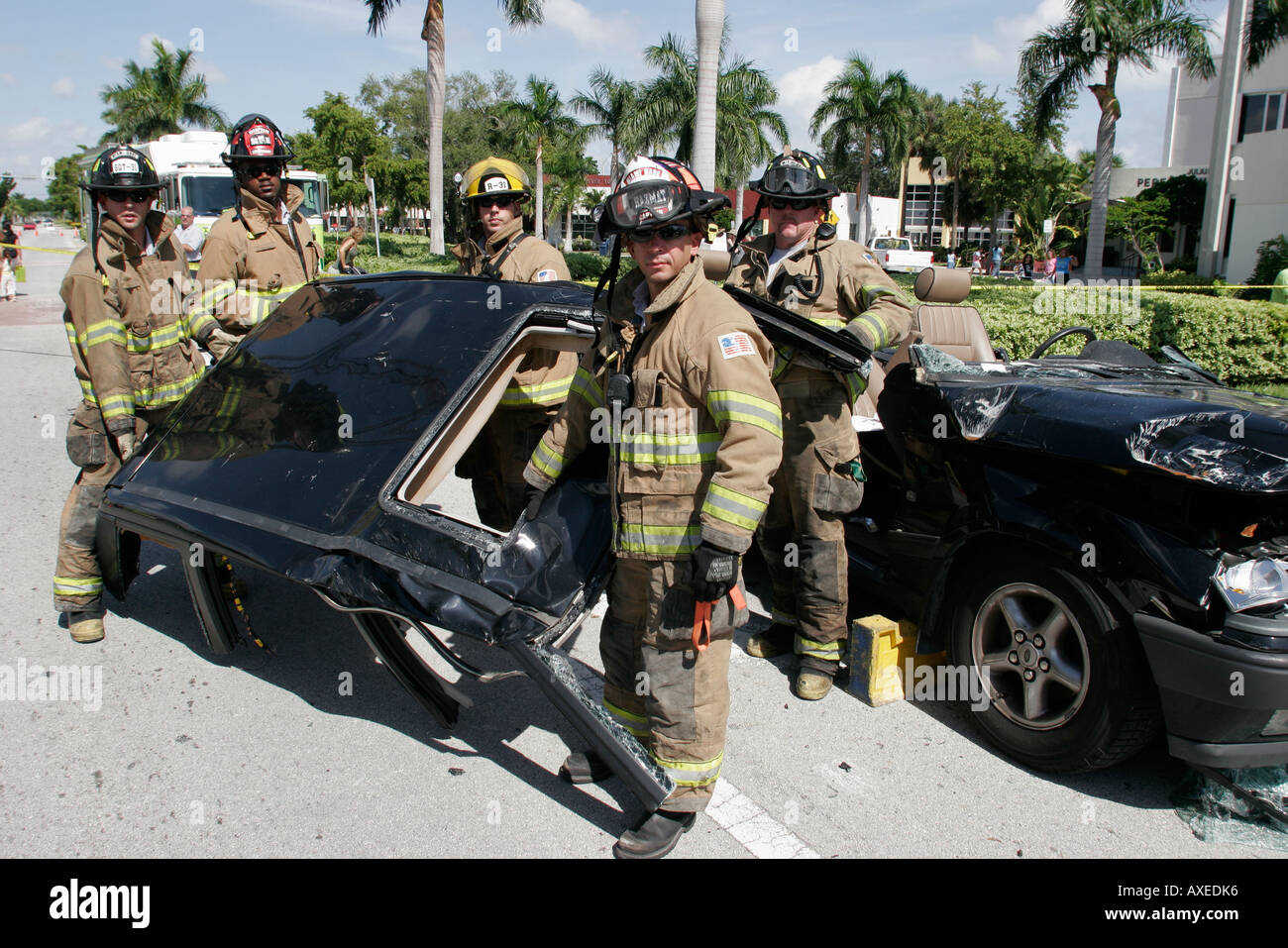 North Miami Beach, Florida, Feuerrettung, offenes Haus, Häuser, zerstörtes Fahrzeug, Demonstration der Rettungsfahrzeuge, Feuerwehrmänner entfernen das Dach, FL061030076 Stockfoto