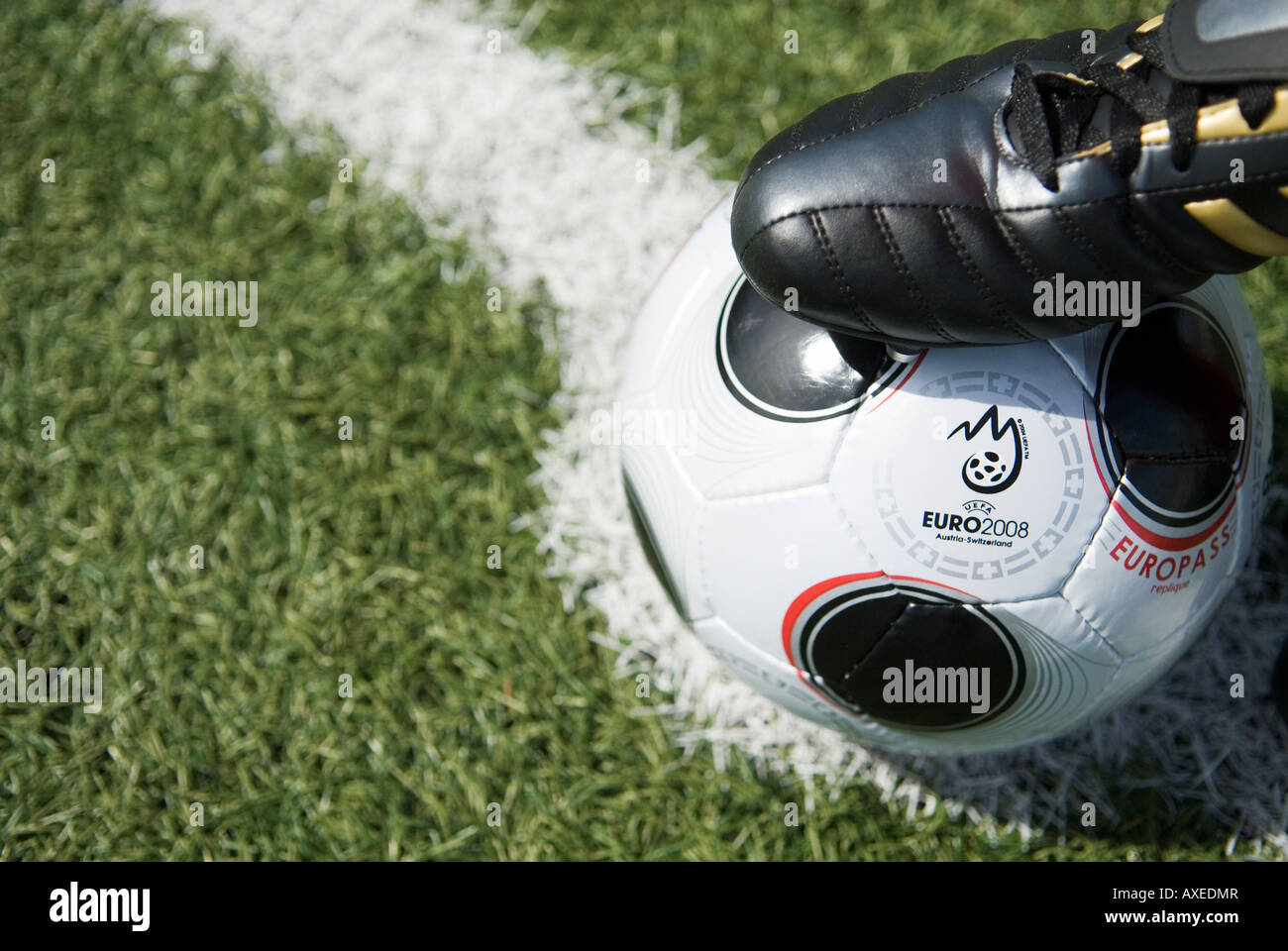 der Fuß eines Fußballspielers auf eine Replik des EUROPASS der offizielle Spielball der europäischen Fußball-Turnier 2008 Stockfoto