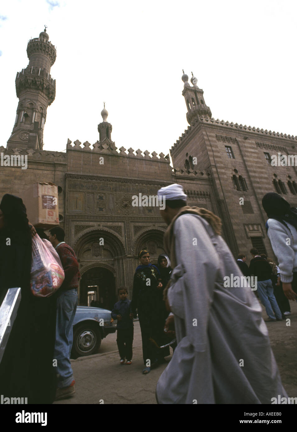 Ägypter vorbei Al Ahzar Mosque im Khan Khalil Viertel der Innenstadt von Kairo Stockfoto