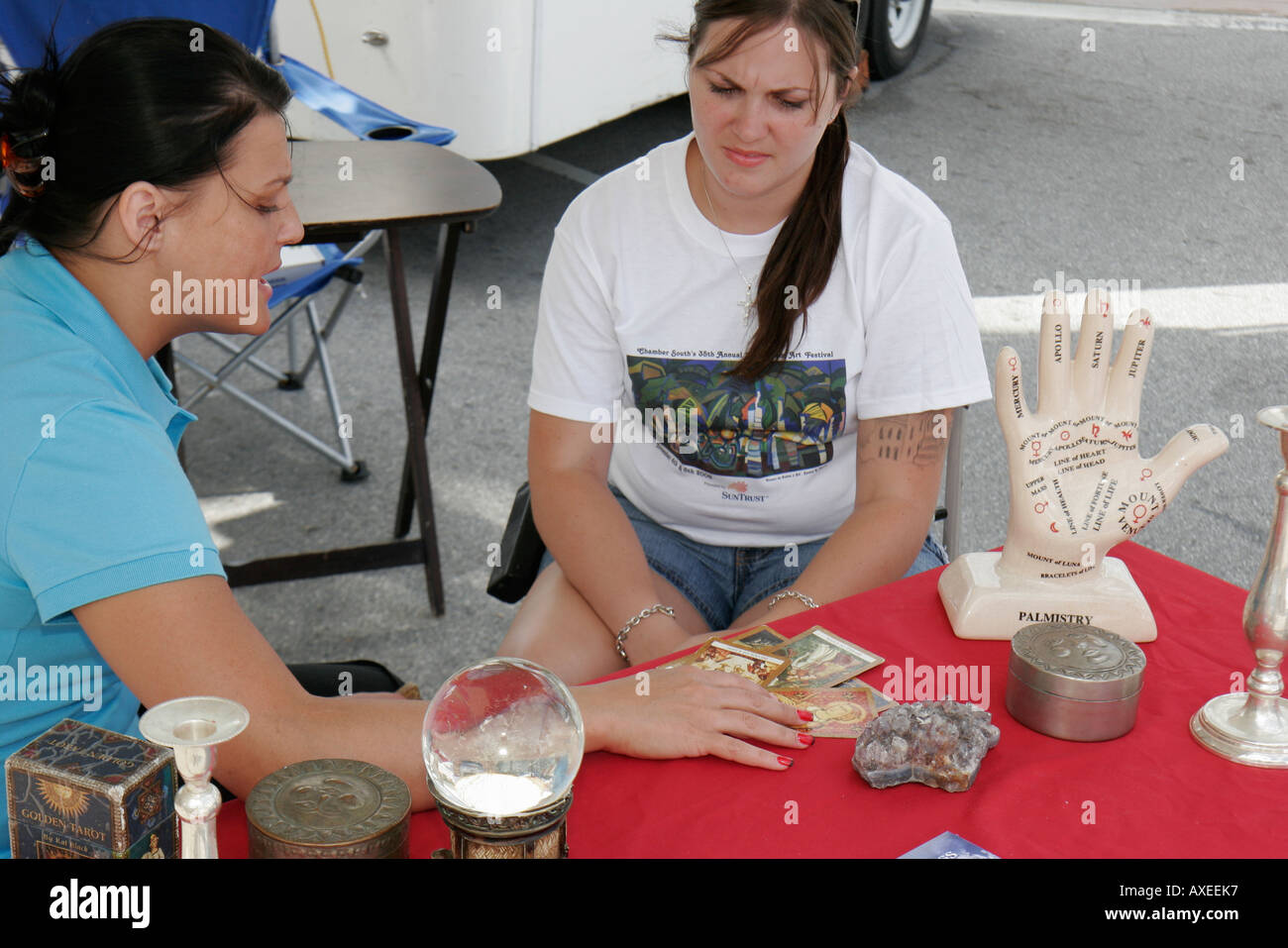 Miami Florida, South Miami, Sunset Drive, Kunstfestival, Festivals, Feier, Messe, Erwachsene Erwachsene Frau Frauen weibliche Dame, Tarot-Kartenlesung, beraten, Zukunft, V Stockfoto