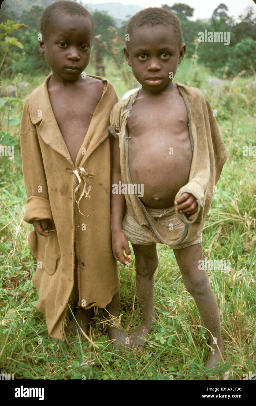 Arme Kinderen In Afrika Afrika-Uganda-arme Kinder in Lumpen gekleidet Stockfotografie - Alamy