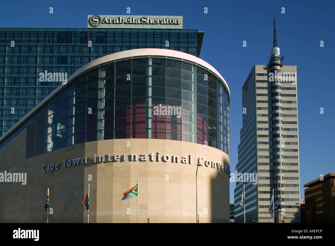 Südafrika-Kapstadt-Nachmittag Sonne leuchtet International Convention Centre mit Blick auf die Stadt am Wasser Stockfoto