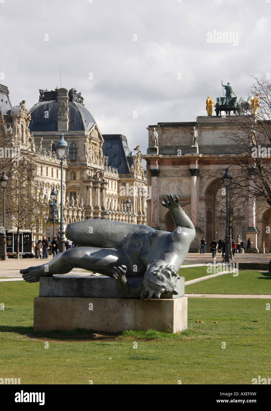 Paris, Louvre, Arc de Triomphe du Carrousel Und Innenhof des Louvre, Im Vordergrund Skulptur von Maillol Stockfoto