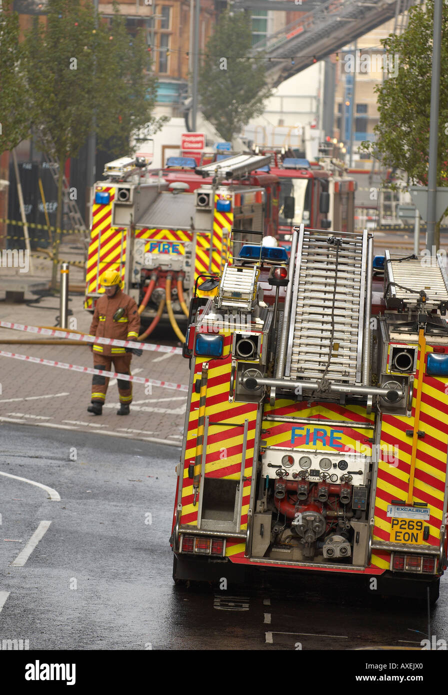Feuerwehrfahrzeuge von abgesperrten Bereich bei Feuer-Szene Stockfoto