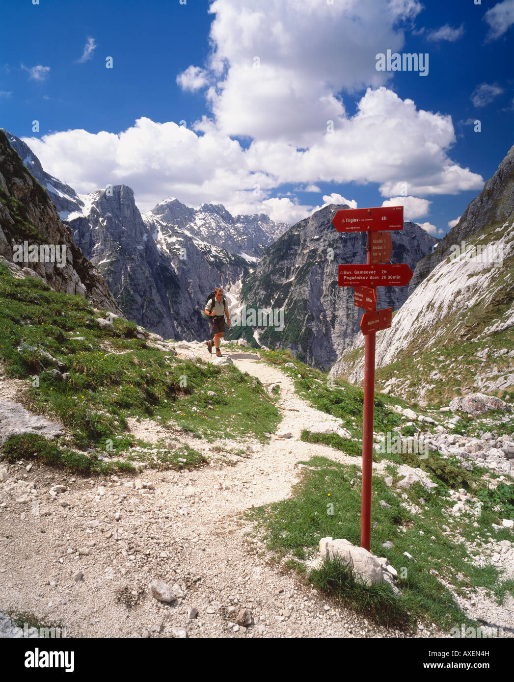 Walker am Luknja-Pass in den Julischen Alpen, Gorenjska, Slowenien. Luknja ist an der Spitze der Vrata Tal über Mojstrana Stockfoto