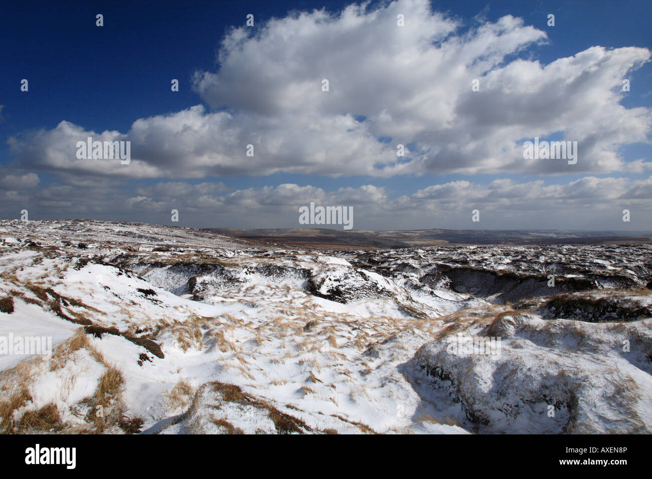 Verschneite Torf Groughs auf Bleaklow in Richtung Bleaklow Steinen und Upper Derwent Valley, Derbyshire, Peak District National Park, UK Stockfoto