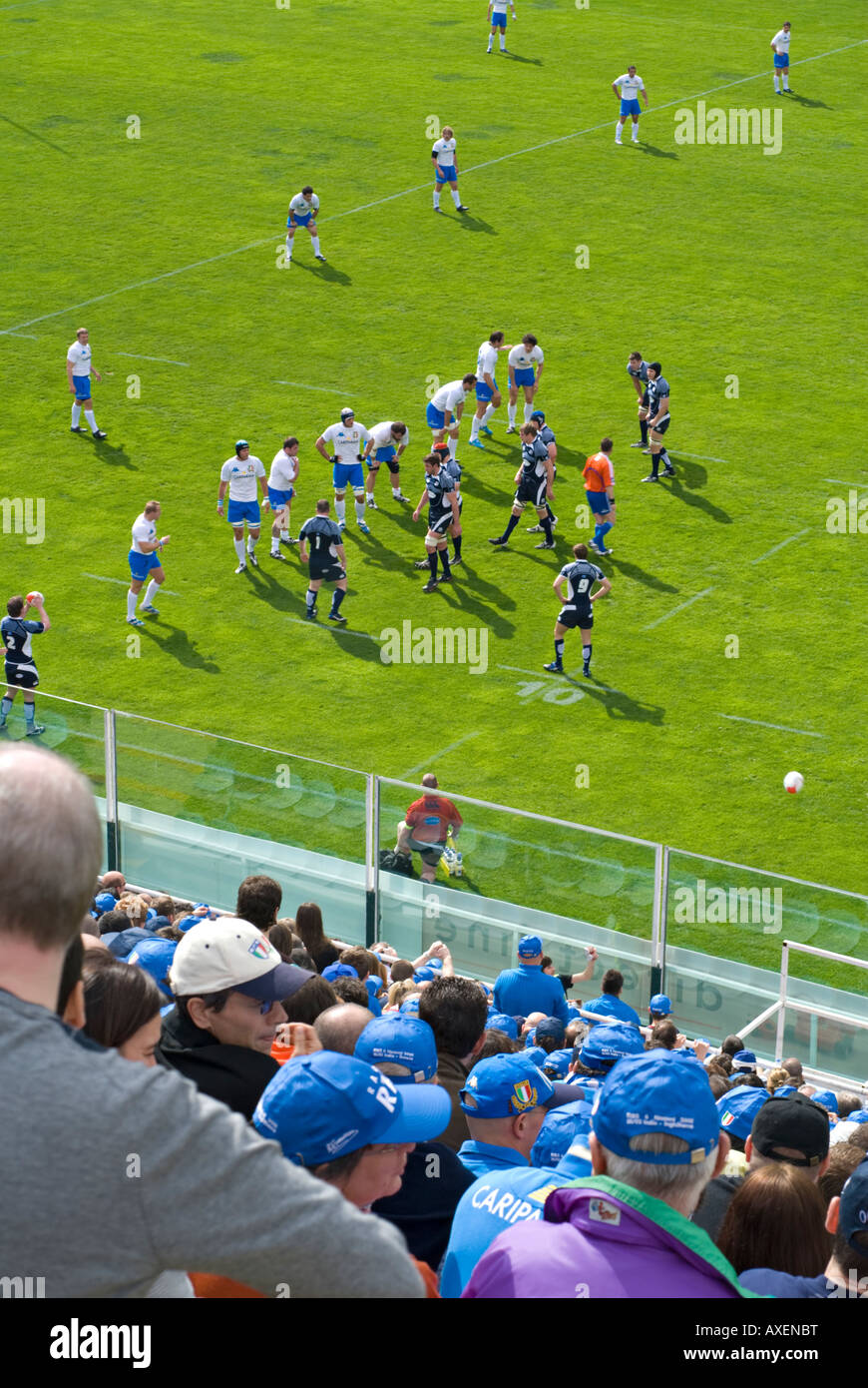 Menschenmassen beobachten die 2008 Six Nations Rugby clash zwischen Schottland und Italien im Stadio Flaminio in Rom. Stockfoto