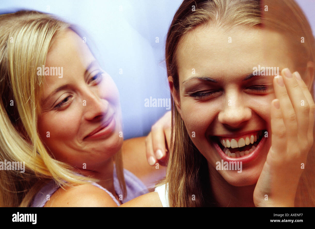 Zwei Frauen lachen. Stockfoto
