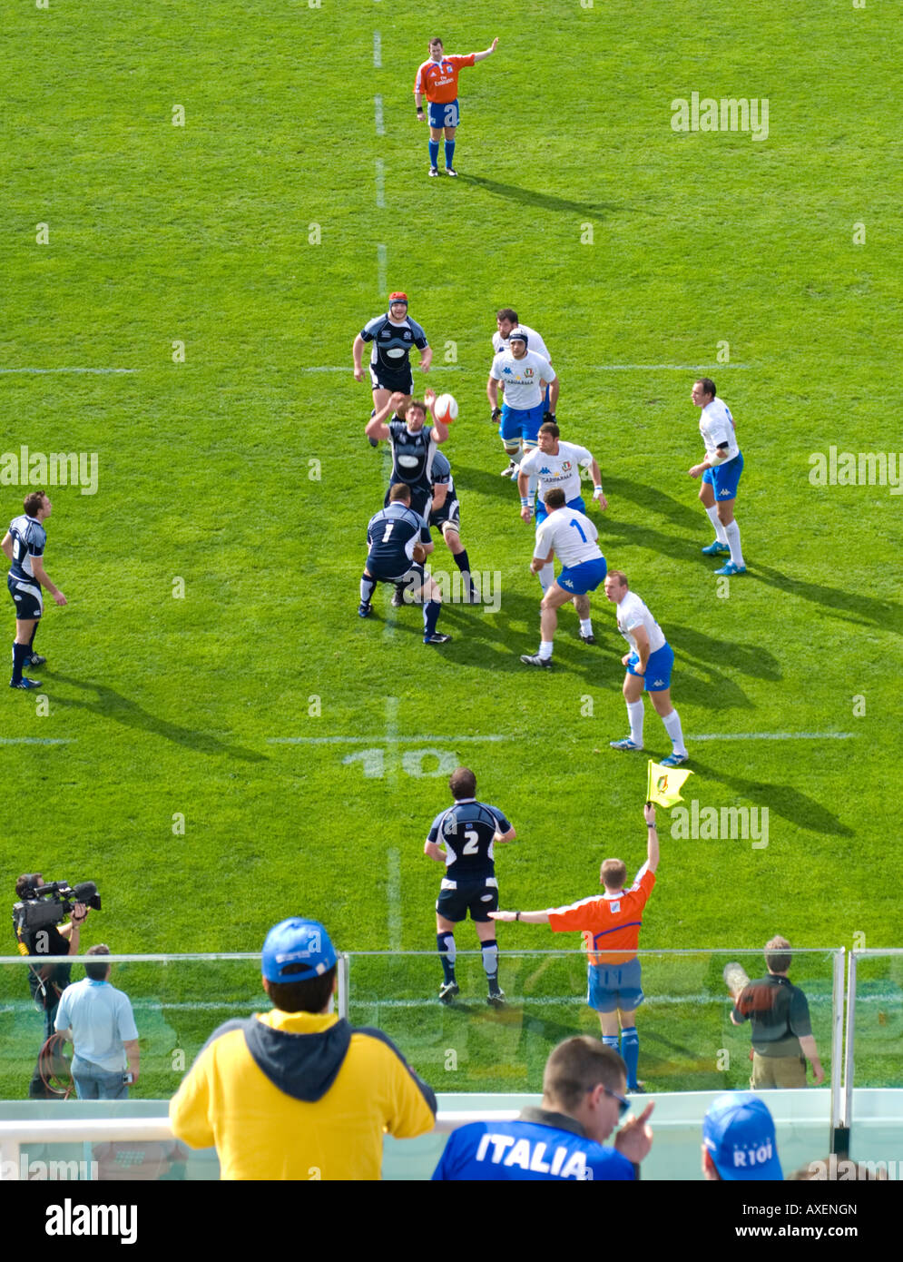 Eine italienische Fan Uhren einen Wurf in 2008 Six Nations Rugby clash zwischen Schottland und Italien im Stadio Flaminio in Rom. Stockfoto