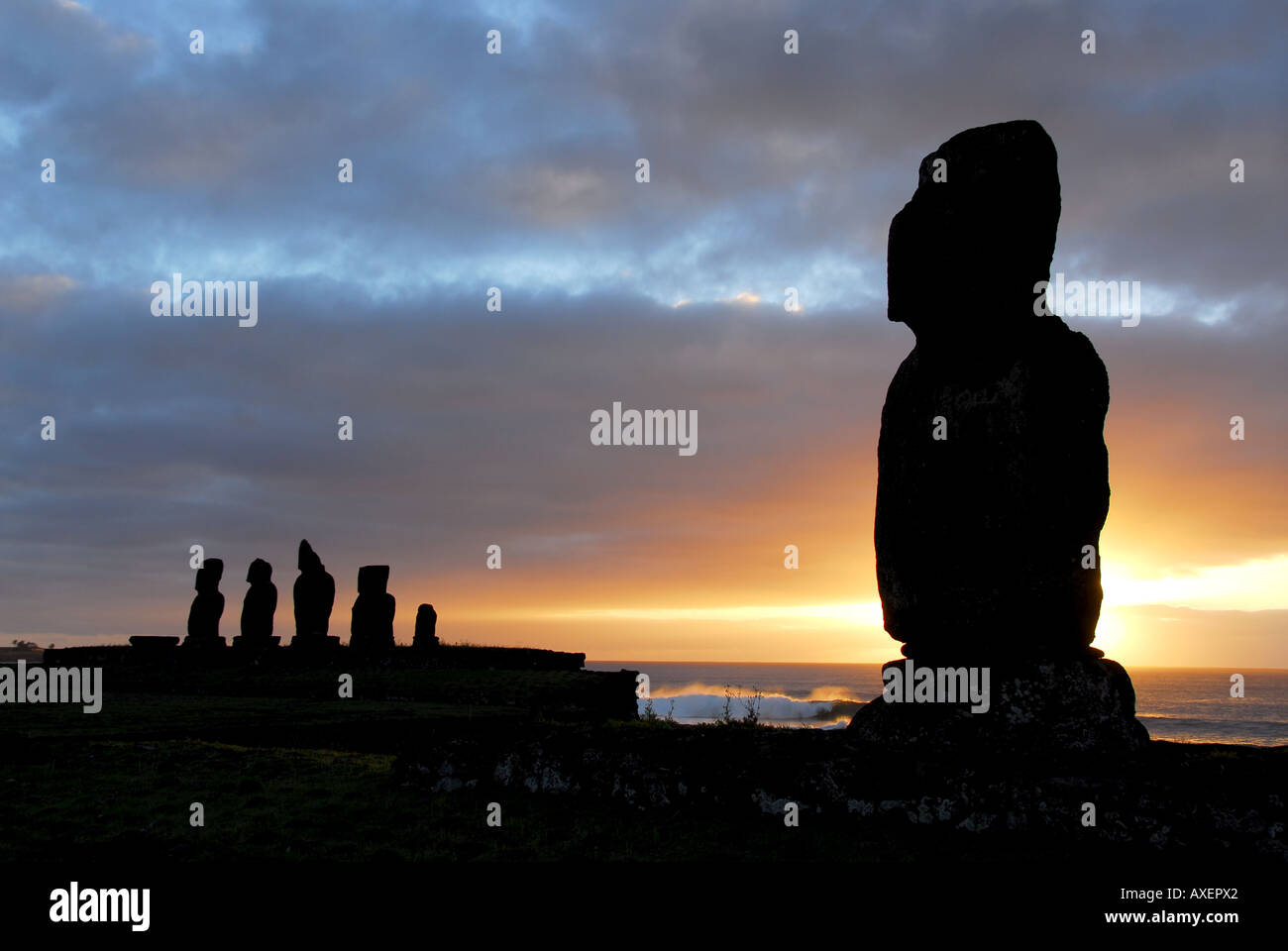 Chile-Osterinsel-Ahu Tahai Sonnenuntergang silhouette Stockfoto