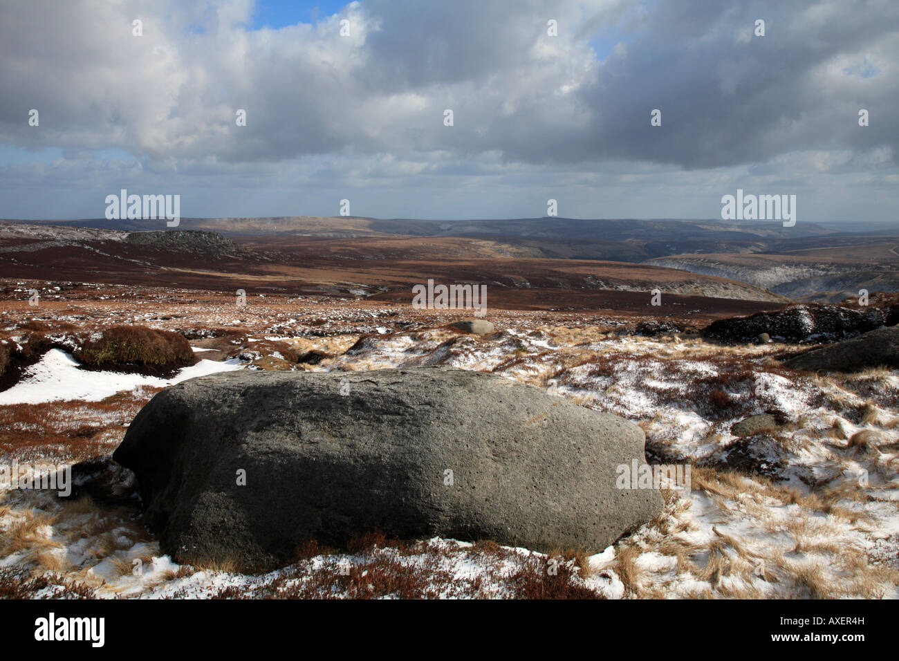 Winter aus Bleaklow Steinen in Richtung Grinah Steinen und Upper Derwent Valley, Derbyshire, Peak District National Park, UK. Stockfoto