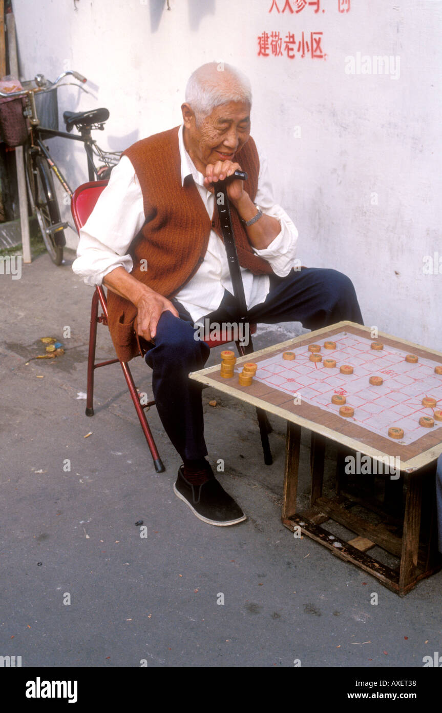 Alter Chinese, der chinesische Dame in der Straße spielt, Shanghai, China. Stockfoto