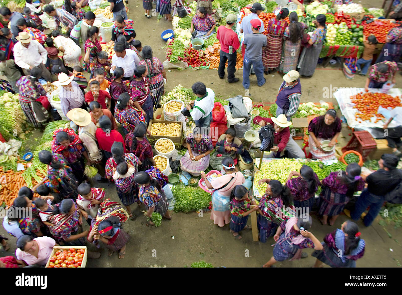 GUATEMALA CHICHICASTENANGO eine Draufsicht des großen indoor indigenen Gemüsemarktes in Chichicastenango Stockfoto