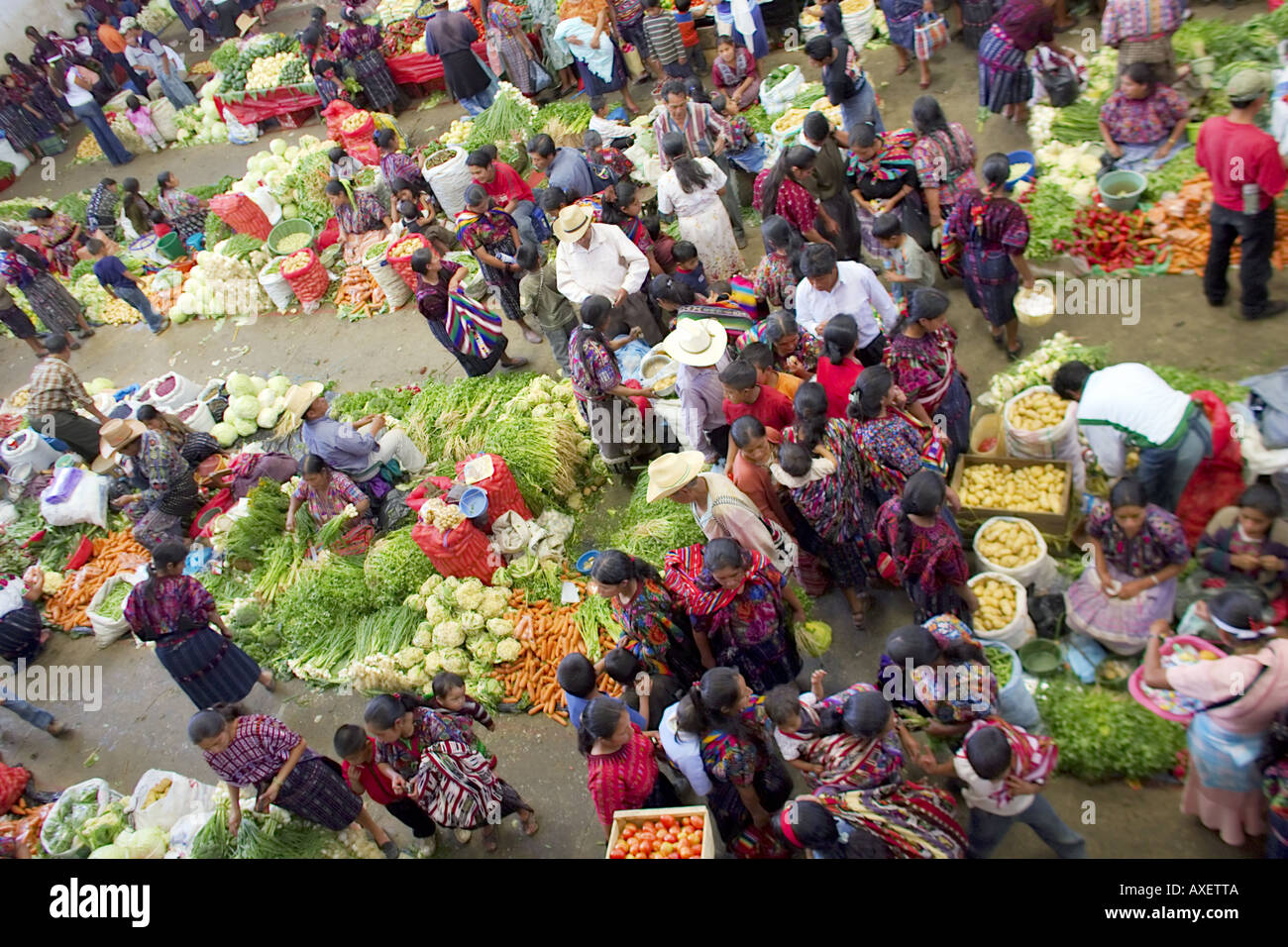 GUATEMALA CHICHICASTENANGO eine Draufsicht des großen indoor indigenen Gemüsemarktes in Chichicastenango Stockfoto