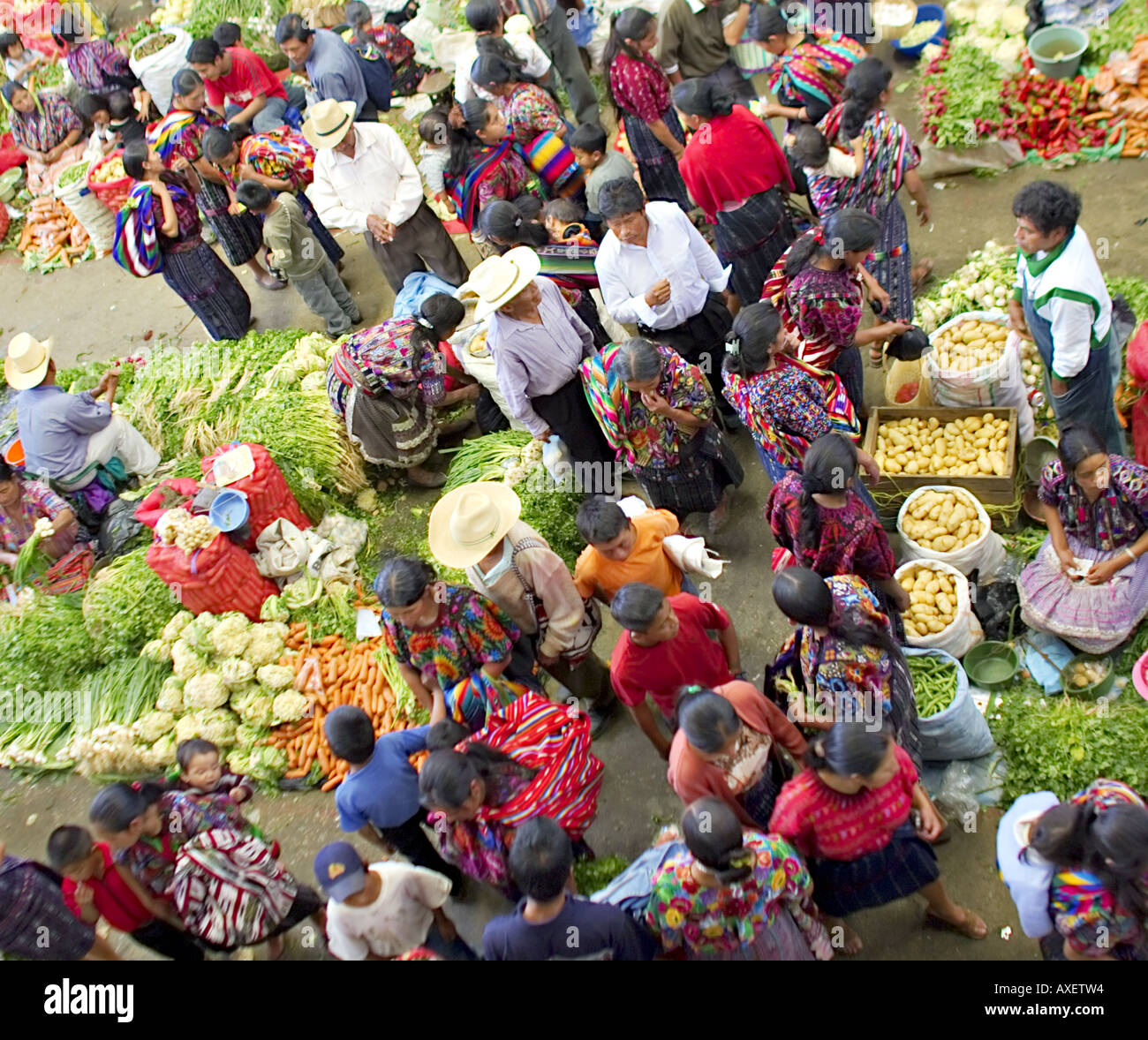 GUATEMALA CHICHICASTENANGO eine Draufsicht des großen indoor indigenen Gemüsemarktes in Chichicastenango Stockfoto