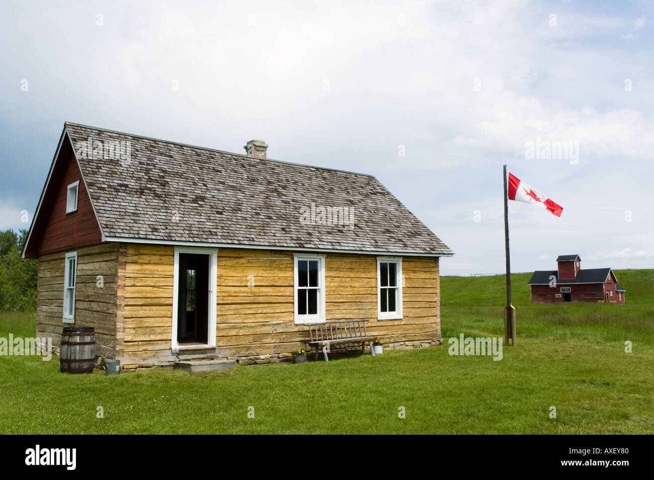 Die kanadische Flagge flattert im Wind an der Bar U Ranch National Historic Site in Southern Alberta Kanada Stockfoto