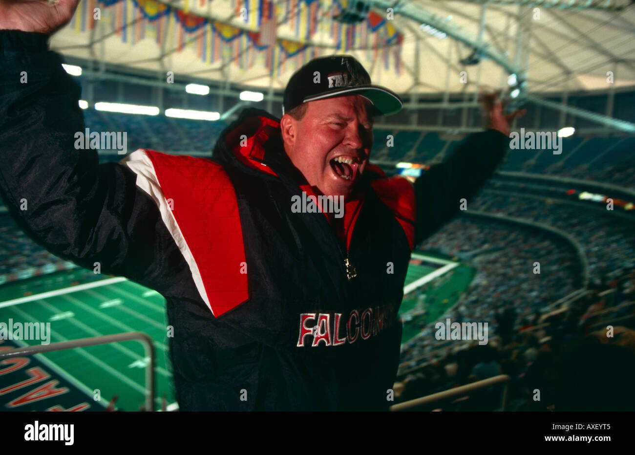 Ein Sportfan feiert einen Sieg für die Atlanta Falcons während eines Fußballspiels im Georgia Dome, Atlanta USA Stockfoto