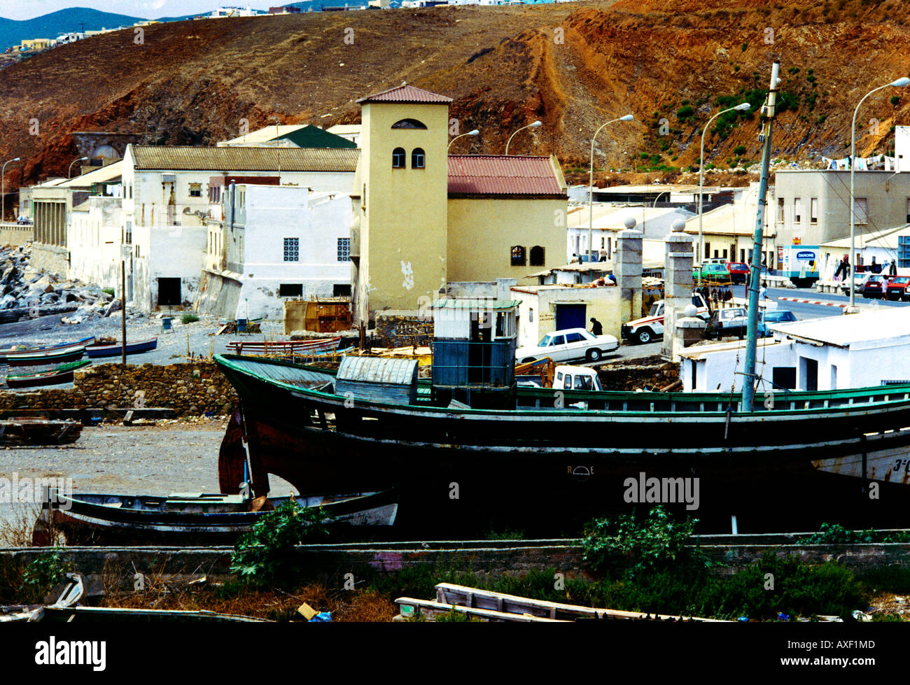 Ceuta Spanien weiß getünchten Gebäuden und Boot Stockfoto